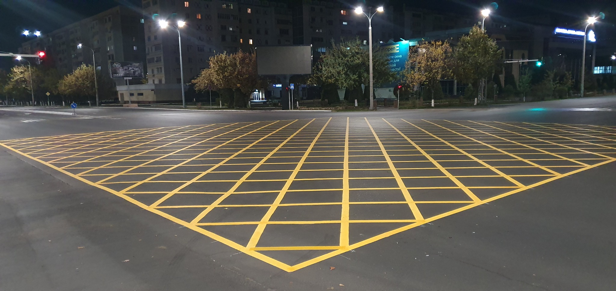 Yellow grid marking